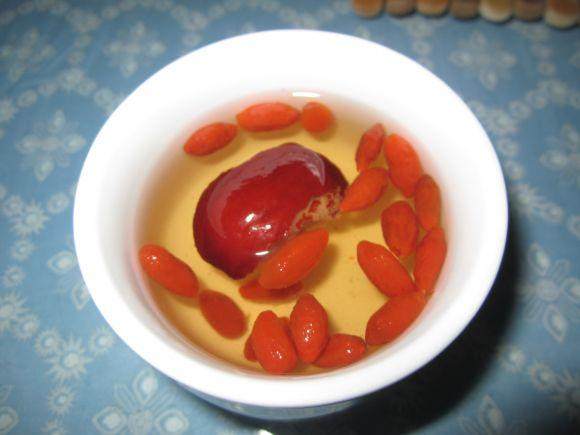 枸杞直接吃好還是泡水喝好？中醫(yī)專家終于給出答案了