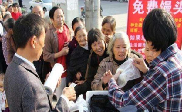 杭州女子愛心饅頭不再送，只因人們實(shí)在太貪婪！