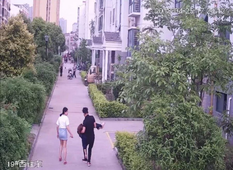 李芳跳下后，張軍和室友下樓匆忙送李芳去醫(yī)院。受訪者供圖