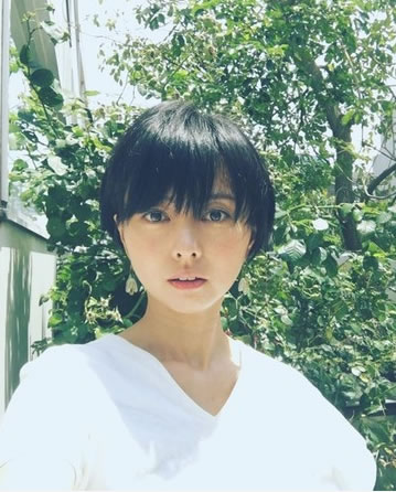 女星生二胎帶全家吃自己的胎盤，連兩歲大的長女都跟著一起吃