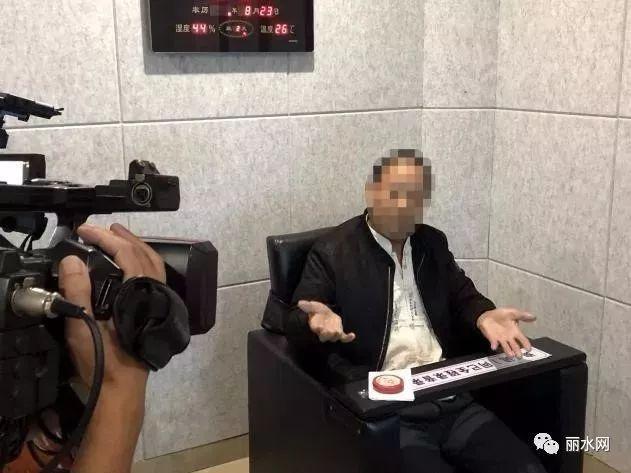 此案犯罪嫌疑人潘某勇，正在回答審訊警官和現(xiàn)場記者的提問。