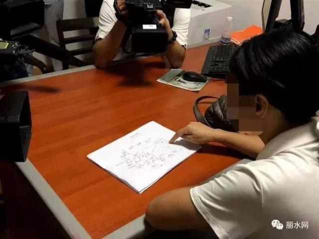 此案犯罪嫌疑人石某琴，用警方繪制的關(guān)系網(wǎng)，進一步向記者說明此案經(jīng)過。
