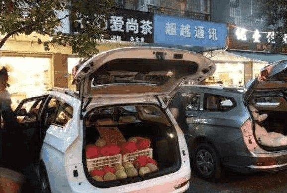 私家車后備廂裝兩箱水果就要被罰款？交警：沒罰錯(cuò)交規(guī)就是這么定的