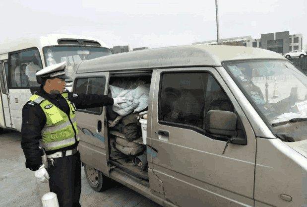 私家車后備廂裝兩箱水果就要被罰款？交警：沒罰錯(cuò)交規(guī)就是這么定的