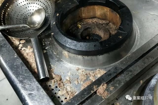 6月30日，胖哥倆肉蟹煲合生匯店，灶臺上的污漬長時間無人清理，勺子也會堆積在灶臺上