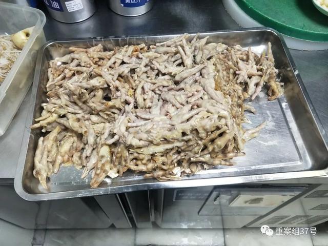 胖哥倆肉蟹煲合生匯店，當天剩下的熟雞爪，留到第二天經過熱水清洗后，繼續(xù)給顧客食用