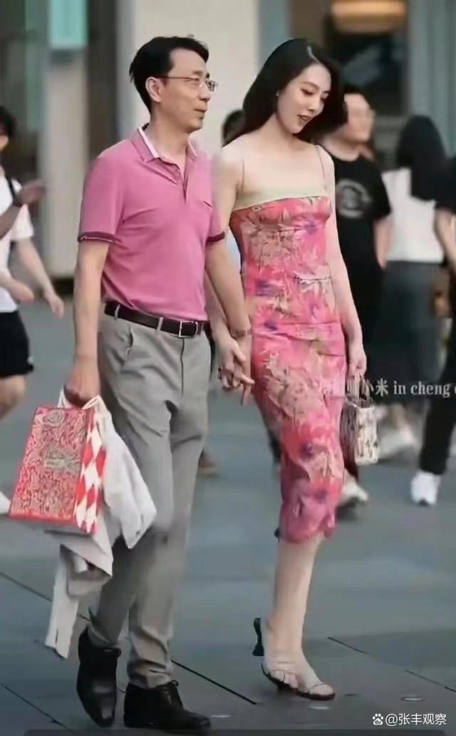國(guó)企領(lǐng)導(dǎo)與女同事牽手逛街 被免職 拍攝時(shí)并未拒絕